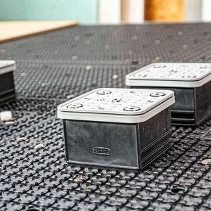 Alle gängigen Rastergeometrien lassen sich mit den optimierten Vakuum-Spannmitteln VCBL-R bestücken.(Bild:  J. Schmalz GmbH)