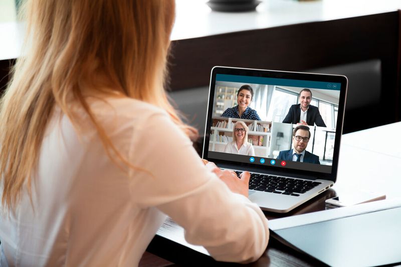  3. Video aus! Eine Stunde Videokonferenz verursacht einen CO2-Ausstoß von bis zu 1.000 Gramm. Wer aber die Kamera ausschaltet, kann bis zu 96 Prozent der verursachten Emissionen einsparen. Künftig kann man also einen guten Grund nennen, wenn man das unaufgeräumte Arbeitszimmer nicht zeigen möchte: Klima schützen!  (©fizkes - stock.adobe.com)