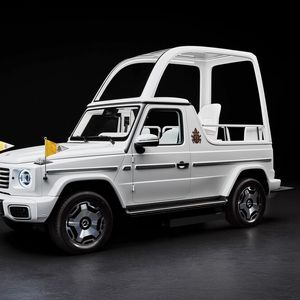 Sollte es regnen, kann ein goßes Dach über den päpstlichen Thron gestellt werden.(Bild:  Mercedes-Benz)