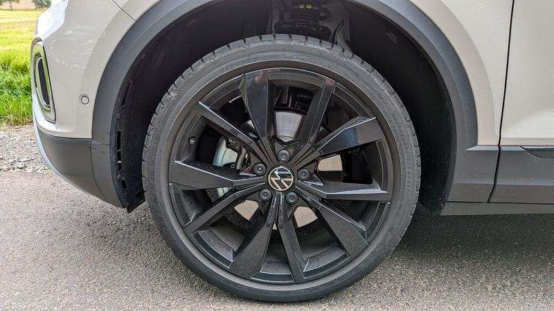 Dazu gehörten auch die Felgen. Ob es 19-Zöller mit Niederquerschnittsreifen auf einem Alltagsauto braucht, sei dahingestellt. Aber Optik ist eben Trumpf. (Bild: Rosenow – VCG)