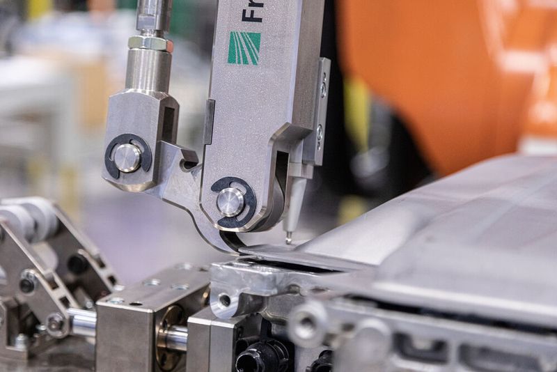 Alles andere als ein „alter Knacker“ ist dieses im Rahmen des Projekts „DeMoBat“ entstandene System, das die IPA-Experten allerdings Knacker nennen. Denn er ist in der Lage, die mit der Unterschale verklebte Oberschale einer Fahrzeugbatterie zu lösen. (Bild: Fraunhofer IPA / R. Bez)