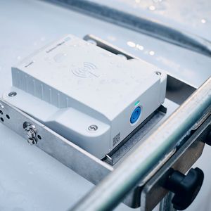 Mit dem Füllstandsmessgerät Micropilot FWR30 wird eine intelligente Bestandsüberwachung von Flüssigkeiten mögich – auch bei bestehenden Anlagen.(Bild:  Endress+Hauser)