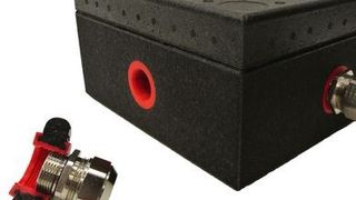 K-Fix-Elemente (links im Bild) bestehen aus einem Grundkörper aus Partikelschaum (schwarz), sowie aus einem als Kern eingespritzten Befestigungselement (hier das rote Gewinde). Wird das K-Fix-Element als Einlegeteil mit Partikelschaum umschäumt, geht es eine unlösbare Verbindung mit dem Bauteil ein. (Bild: Krallmann)