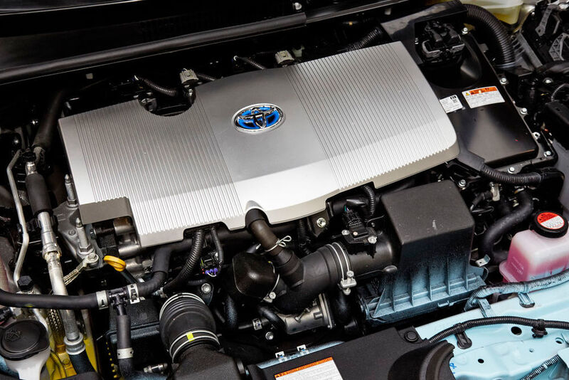 Der Prius 4 soll eine Systemleistung von 90 kW/122 PS erreichen und über ein maximales Drehmoment von 142 Nm verfügen – die 163 Nm Drehmoment des E-Motors liegen direkt beim Start aus dem Stand an. Von null auf 100 km/h beschleunigt der neue Prius in 10,6 Sekunden, maximal sind 180 km/h möglich. (Toyota)