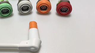 Die Steckverbindungen für Jenny sind individuell kodiert – nicht nur farblich: Sie sind so gestaltet, dass sich jeweils nur die passenden Stecker und Dosen verbinden lassen. (Bild: Nicolay)