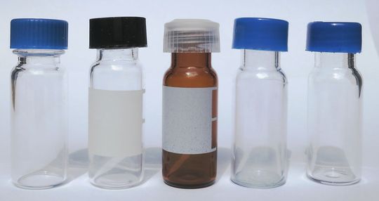 Abb. 4: Korrekt verschlossenes Vial mit Surestop (Vial 1) und „anders“ verschlossene Vials (2-5)(Bild:  Thermo Fsiher Scientific)