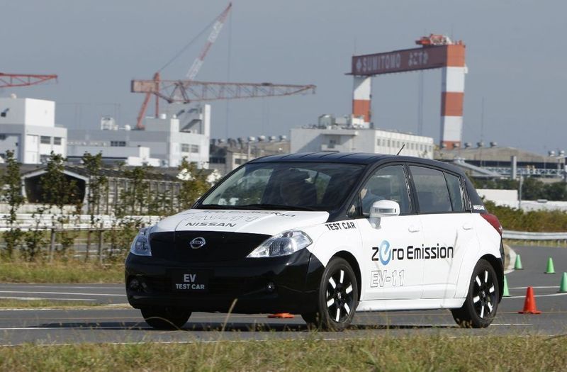 Noch im Kleid des Kompaktmodells Tiida absolviert der Leaf derzeit Abstimmungsfahrten. (Archiv: Vogel Business Media)