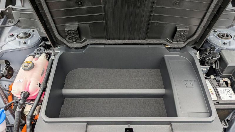 ... unter der vorderen Haube noch eine kleine Schmuckschatulle. (Bild: Rosenow – VCG)