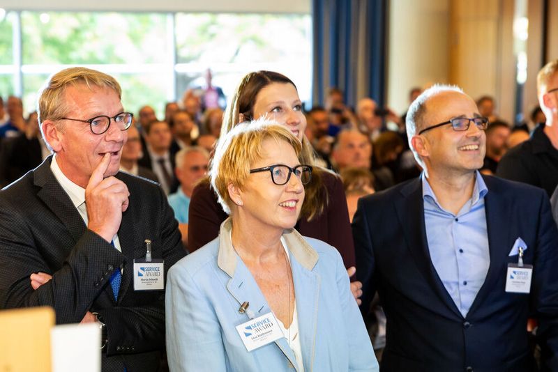 Traditionell machen es die Organisatoren sehr spannend: Sieger und Zweiplatzierter werden gleichzeitig verkündet. Hier fiebern Christian Braje (re.) und sein Beresa-Team dem Moment entgegen. (Stefan Bausewein)