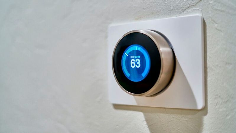 Immer mehr Endgeräte enthalten Funktionen, die KI-Berechnungen erfordern – etwa smarte Thermostate mit Sprachsteuerung.(Bild:  frei lizenziert / Unsplash)