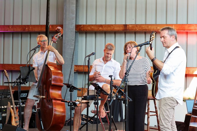 Ystral-Geschäftsführer und -Miteigentümer David Manke an der Jazzgitarre mit Band – ein Überraschungsact bei der Abendveranstaltung am ersten Veranstaltungstag. (Bild: Ystral)