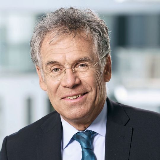 Trotz eines Rekordumsatzes im Jahr 2022 sieht der Vorsitzende der Analysen-, Bio- und Labortechnik bei Spectaris Mathis Kuchejda auch Risiken für die Branche wie das PFAS-Verbot. (Bild:  Spectaris)