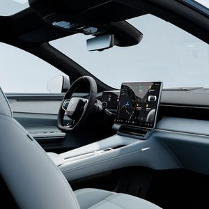 Viel Abstand bleibt zwischen Haupthaar und dem durchgehenden Glasdach, das sich bis weit hinter die Köpfe der Fondpassagiere erstreckt und die übliche Heckscheibe ersetzt.(Bild:  Polestar)