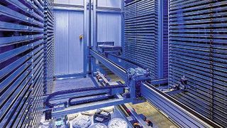 Das automatisiertes Bauteilelager bietet Platz für 18.000 Gebinde, was rund 90 Mio. Bauteilen entspricht. Die Lagerung erfolgt bei konstanter Temperatur und Luftfeuchte gemäß JEDEC-J-STD-033 und ist für Anforderungen bis MSL-Level 6 ausgelegt. (Bild: www.high-pix.de)