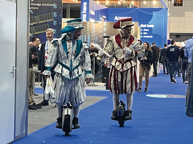 Viktorianische Gewänder und elektrische Einräder – mitunter kam etwas Cyperpunk-Stimmung auf dem CloudFest auf. (Bild: IT-BUSINESS)