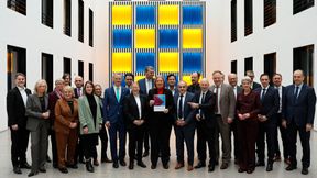 Bundessozialministerin Bärbel Bas mit den Mitgliedern der Sozialstaatskommission bei der Übergabe des Abschlussberichts am 27. Januar 2026 im Berliner Amtssitz (Bild: © BMAS)