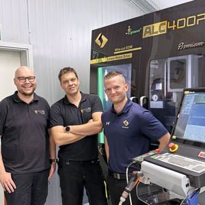 Production Manager Jonas Schlegel, Managing Director Alexander Braun, Sodick Regional Sales Manager Daniel Günzel (from left to right): Joint planning, individual implementation – the new Sodick ALC400P was realized as an automated cell right from the start and tailored precisely to the requirements at BKV Braun.(Source:  Sodick)