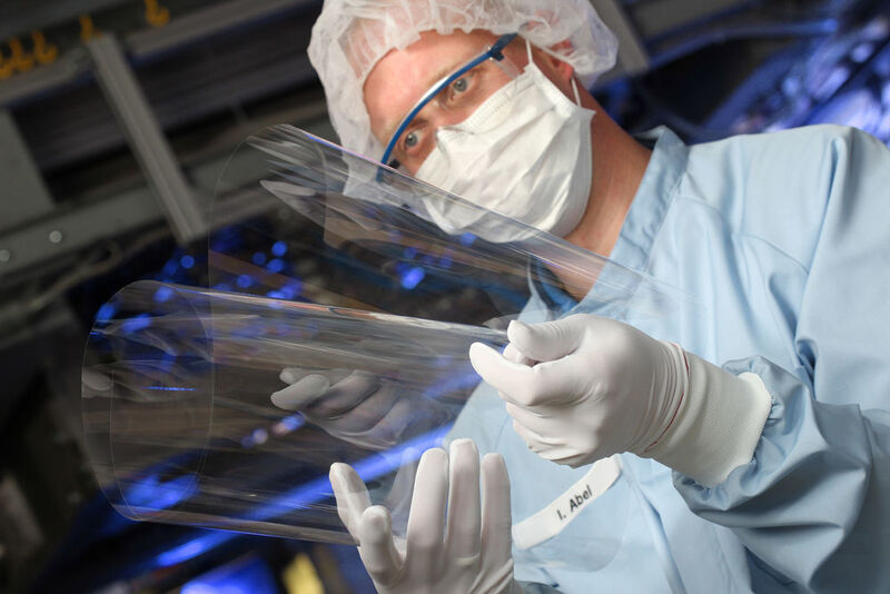 Ultradünn: Das ultradünne Glas von SCHOTT ist dünner als ein menschliches Haar. (SCHOTT)