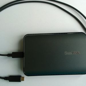 Zum Lieferumfang gehören zwei USB-3.1-Kabel: Eines mit Typ-A- und eines mit Typ-C-Anschluss.