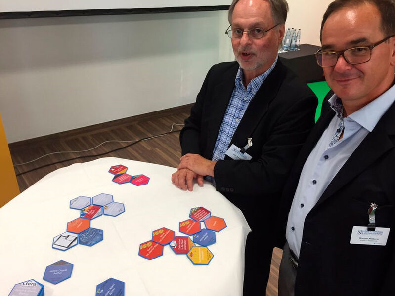 Mit den World Cafés gibt es auch ein neues Format auf der Konferenz. Im Bild: Götz Mensel, Business Development IBM Systems (links), mit Werner Nieberle, Geschäftsführer der Vogel IT-Medien. (Vogel IT-Medien)