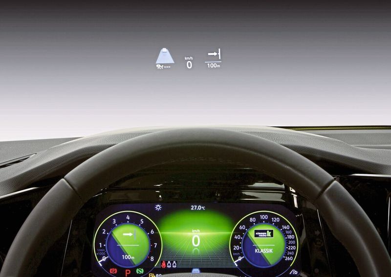 ...und ein vollwertiges Head-up-Display komplettieren die schöne digitale Welt. (Volkswagen)