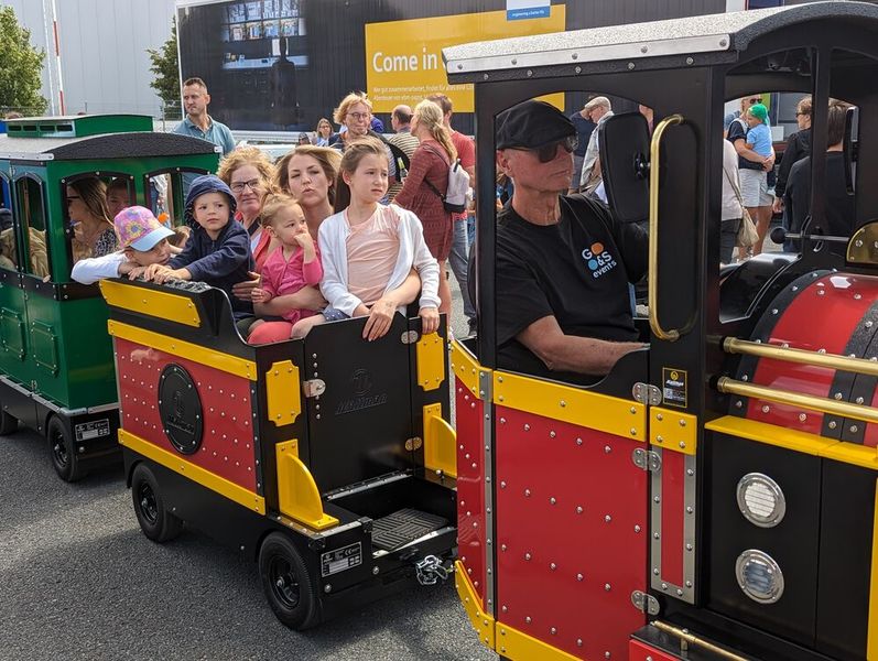 Mit der Eisenbahn konnten die Besucher und Besucherinnen eine Rundfahrt über das gesamte Festgelände genießen. (Bild: EBM-Papst)