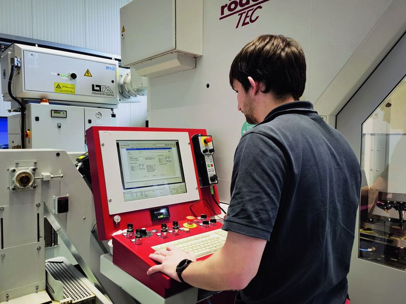 Um den Kunden die Arbeit zu erleichtern, wurde die werkstattorientierte Programmierung der Jobs an der Maschine deutlich vereinfacht. (Bild: Röders)