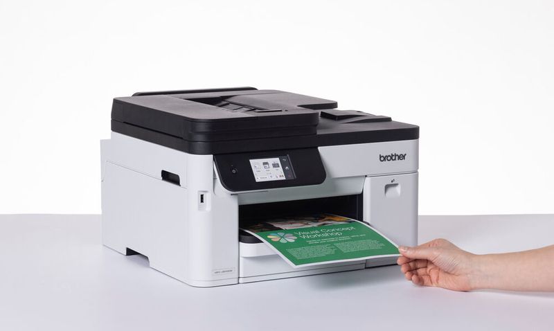 Beim MFC-J5010DW ist auch der Touchscreen etwas kleiner dimensioniert. (Bild: Brother)