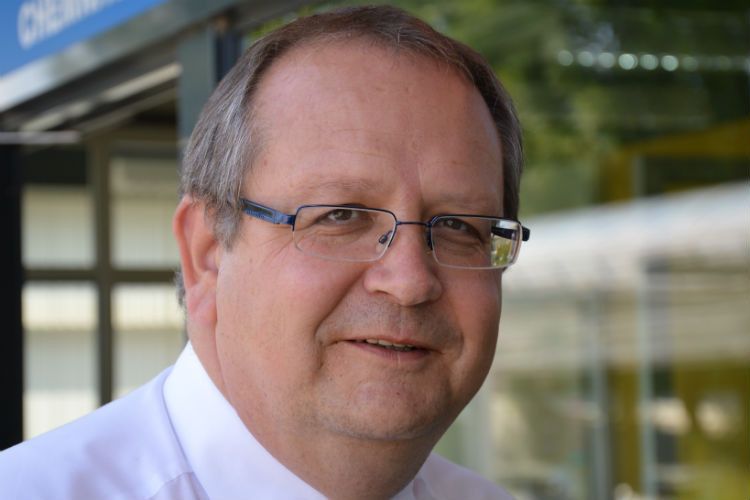 Geschäftsführer Olaf Weile beantwortet Anfragen von Fahrzeuginteressenten am Wochenende schon mal selbst. (Foto: Achter)