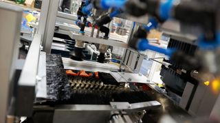 Ein Vakuumsauger dient als Greifer, welcher mit einem federnden Druckstück ausgestattet ist, der sich jedem Bauteildurchmesser anpasst – somit ist kein Umrüsten der Greifer notwendig.  (Minitec)