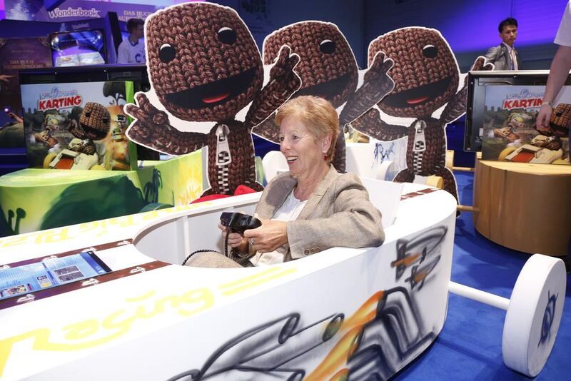 Die Ministerin für Bundesangelegenheiten, Europa und Medien des Landes NRW, Angelica Schwall-Düren, ließ es sich nicht entgehen, das neue LittleBIGPlanet-Karting für PlayStation 3 selbst auszuprobieren. (Archiv: Vogel Business Media)