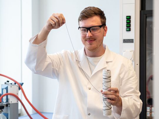 Patrick Danner vom Empa-Labor für Funktionspolymere arbeitet an Aktoren aus weichen Materialien.(Bild:  Empa)