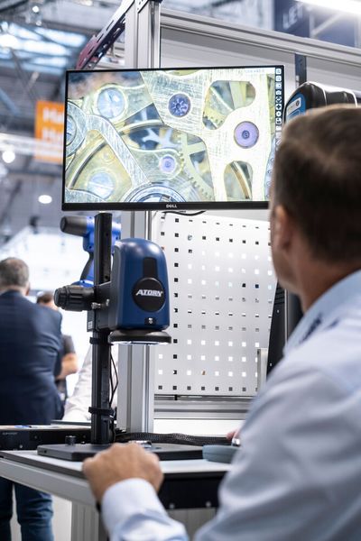 Vertrauen auf die Fertigungsexpertise ist gut, doch Kontrolle ist besser. Deshalb wird man auf der AMB 2024 auch Mess- und Prüfmöglichkeiten zu sehen bekommen. (Bild: Landesmesse Stuttgart)