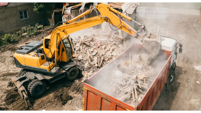 Erst Abriss, dann Recycling: Jährlich fallen bundesweit rund 86 Millionen Tonnen Bauabfälle an. Für die Wiederverwendung entwickelt Optocycle mit rund 170‘000 Euro Förderung der Deutschen Bundesstiftung Umwelt (DBU) ein ausgeklügeltes Verfahren.(Bild:  © DedMityay/stock.adobe.com)