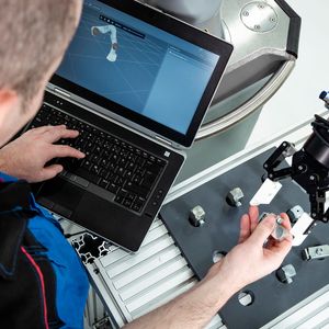 Bei der Programmierung des Roboters unterstützen verschiedene Bedien- und Eingabehilfen.(Bild:  drag&bot)