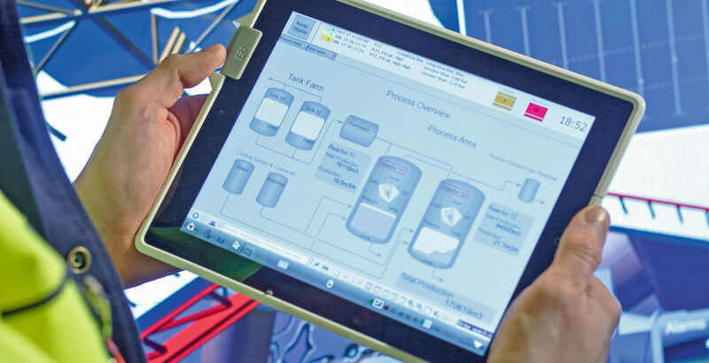 Der „800xA I-Pad Operator Workplace“ zeigt einen vollwertigen Leitsystem-Bedienplatz auf dem verhältnismäßig kleinen Bildschirm eines Tablet-Computers. (ABB)