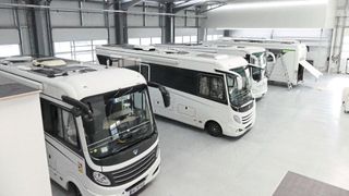 Große Autos benötigen Platz: Blick in die Karosserie- und Lackhalle des Concorde Servicecenters. (Bild: Wenz - VCG)