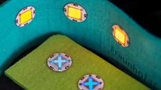 Spätestens in drei Jahren soll die OLED auch in Kleidung integriert sein. Daran arbeiten Forscher des Fraunhofer FEP aus Dresden. (Jan Hesse / Fraunhofer FEP)