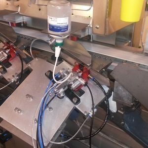 Je nach individuell errechneten Injektionstiefe und Einstichstelle wird jede Impfstation präzise mit einem Linearmotor von LinMot positioniert.