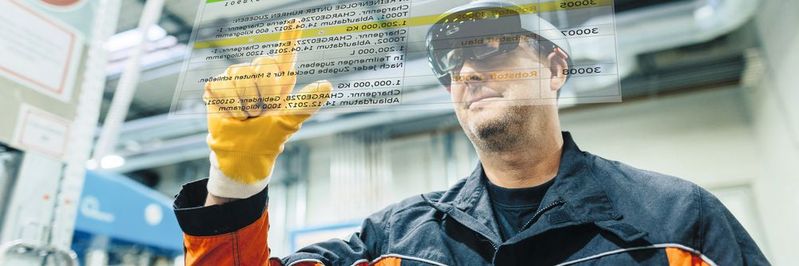 Die Mixed-Reality-Brille Microsoft Hololens blendet beim Lackhersteller Bergolin einem Facharbeiter neben einer Mischanlage ein virtuelles Dashboard ein.(Bild:  Yaveon)