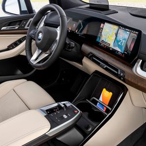 Zentralinstrument und Mitteldisplay verschmelzen zu einer großen, leicht konkaven Bildschirmfläche, dem sogenannten „Curved Display“.(Bild:  BMW)