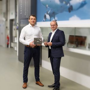 Dr. Piotr Tyczynski, Global Head of Segment Management Aerospace, und Christophe Potier, CEO Mapal France, haben mit der Einrichtung der Global Organisation for Assembly (GOA) die Prozesse im Bereich Flugzeugmontage neu strukturiert und konzentriert. (Bild:  Mapal)