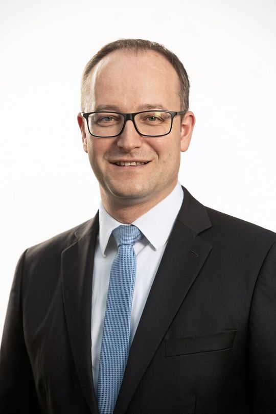 Volker Lindenau, Antriebstechnikchef bei ABB Deutschland, will mit Motoren der IE5-Klasse einen noch höheren Klimaschutz ermöglichen.(Bild:  ©Luca Siermann/ABB)