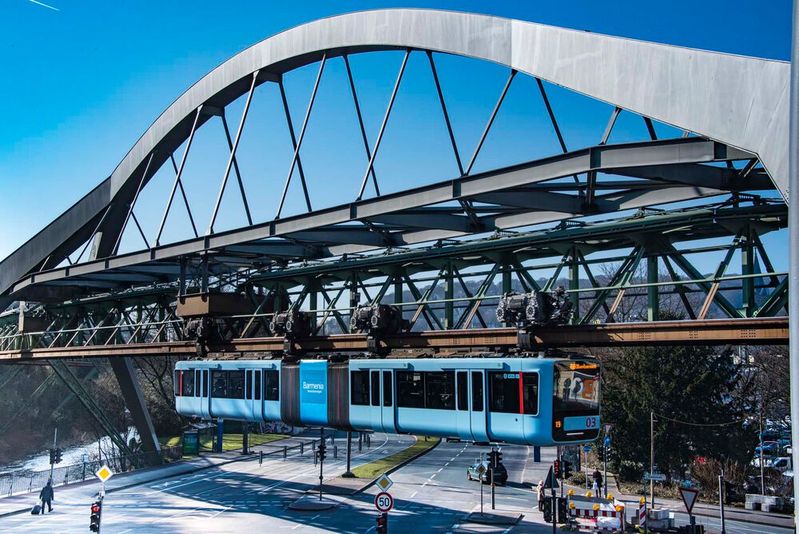 In Deutschland kennt man Schwebebahnen vor allem aus Wuppertal (s. Bild). In China kommt nun ein autonomer Skytrain in Wuhan zum Einsatz. (Bild:  Stadtwerke Wuppertal)