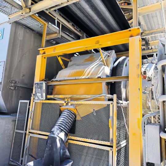 Staubdichte Einhausung mit Trichter zur Abführung des gereinigten Materials.(Bild:  Rema Tip Top)