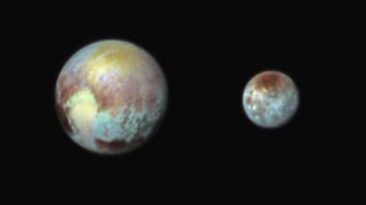 Mission New Horizon: Pluto und Charon, aufgenommen in falschen Farben (Bild: NASA)