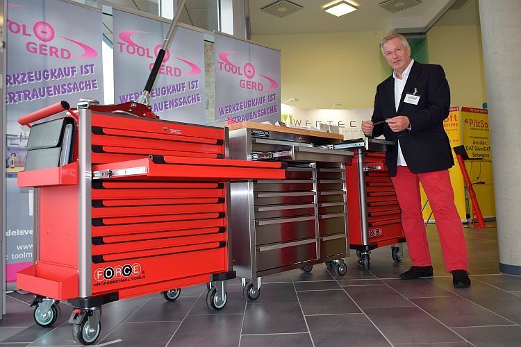 Gerd Sommer, der Mann hinter Tool-Gerd, zeigte Werkstattwagen von Force. (Holz)