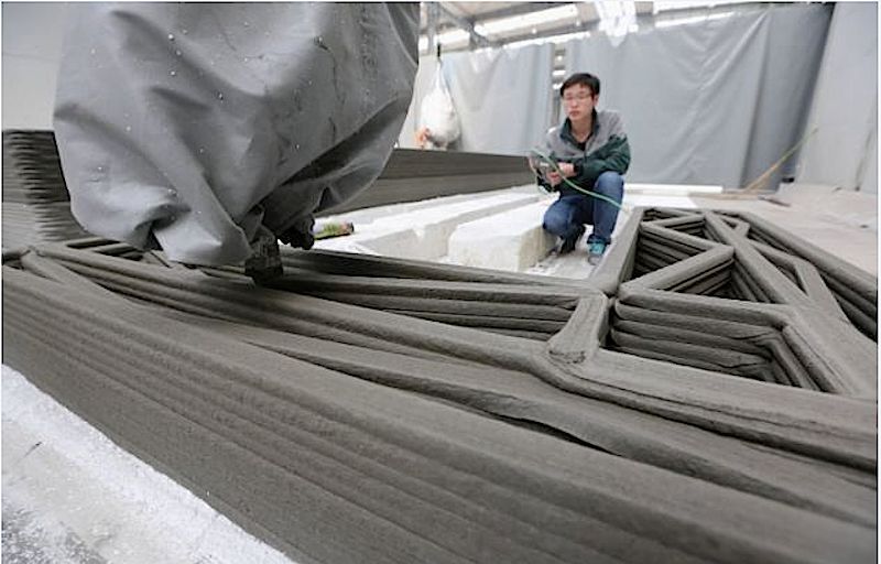 Herzstück des 3D-Druckers ist eine Betonpumpe, die Bauteile Schicht für Schicht ausdruckt. Als Tinte kommt Zement zum Einsatz, der mit Sand, gemahlenem Bauschutt und Glas vermischt ist. (Bild: WinSun)