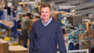 Hans Thomann, Eigentümer des Musikhaus Thomann in seiner Intralogistikanlage. (TGW)