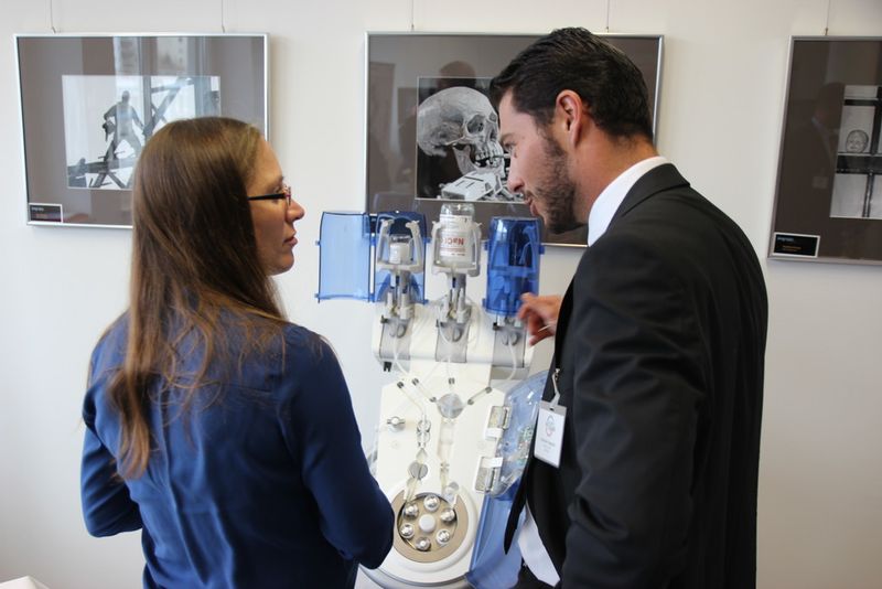 Andreas Happold vom Aussteller Seleon im Gespräch mit einer Teilnehmerin über unterstützende Dienstleistungen im Bereich Pharmaapplikationen. (Bild: Reinhardt)